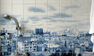 Architecture en images : Sous la douche, le ciel, Effi & Amir, 2018, 85’