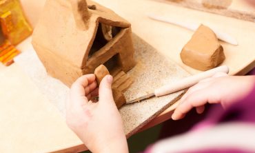 Et si on construisait des maisons en terre ? À vos marques prêts partez !