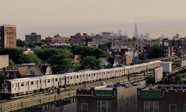 Architektur auf der Leinwand: In Jackson Heights