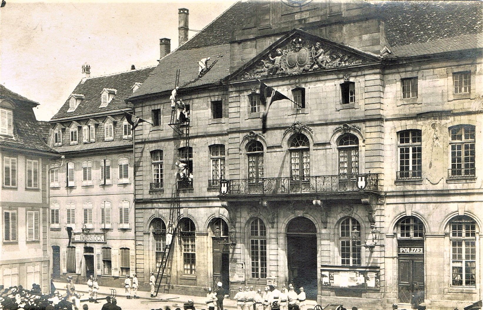 Exercice de pompiers sur la mairie de Wissembourg (carte postale ancienne) (c)Archives de Wissembourg