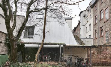 GOTT
ein Hinterhaus – Amunt Martenson mit Martin Gjoleka Mitarbeit Aristid Chang : 07/10/2025 17:00