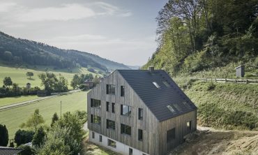 Paille, bois, terre – le futur pousse devant notre porte
