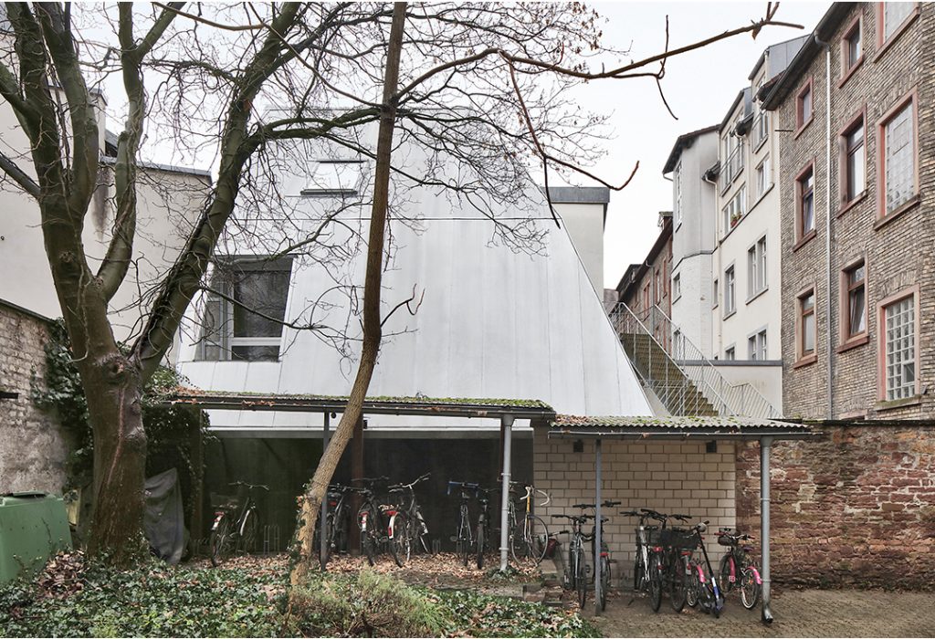 Bonté divine, un immeuble en arrière-cour ! 