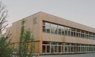 Kindergarten Aegelmatt: Eine Holzfassade wächst mit