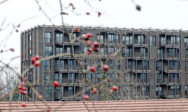 Das schwarze Haus am Stadtrand