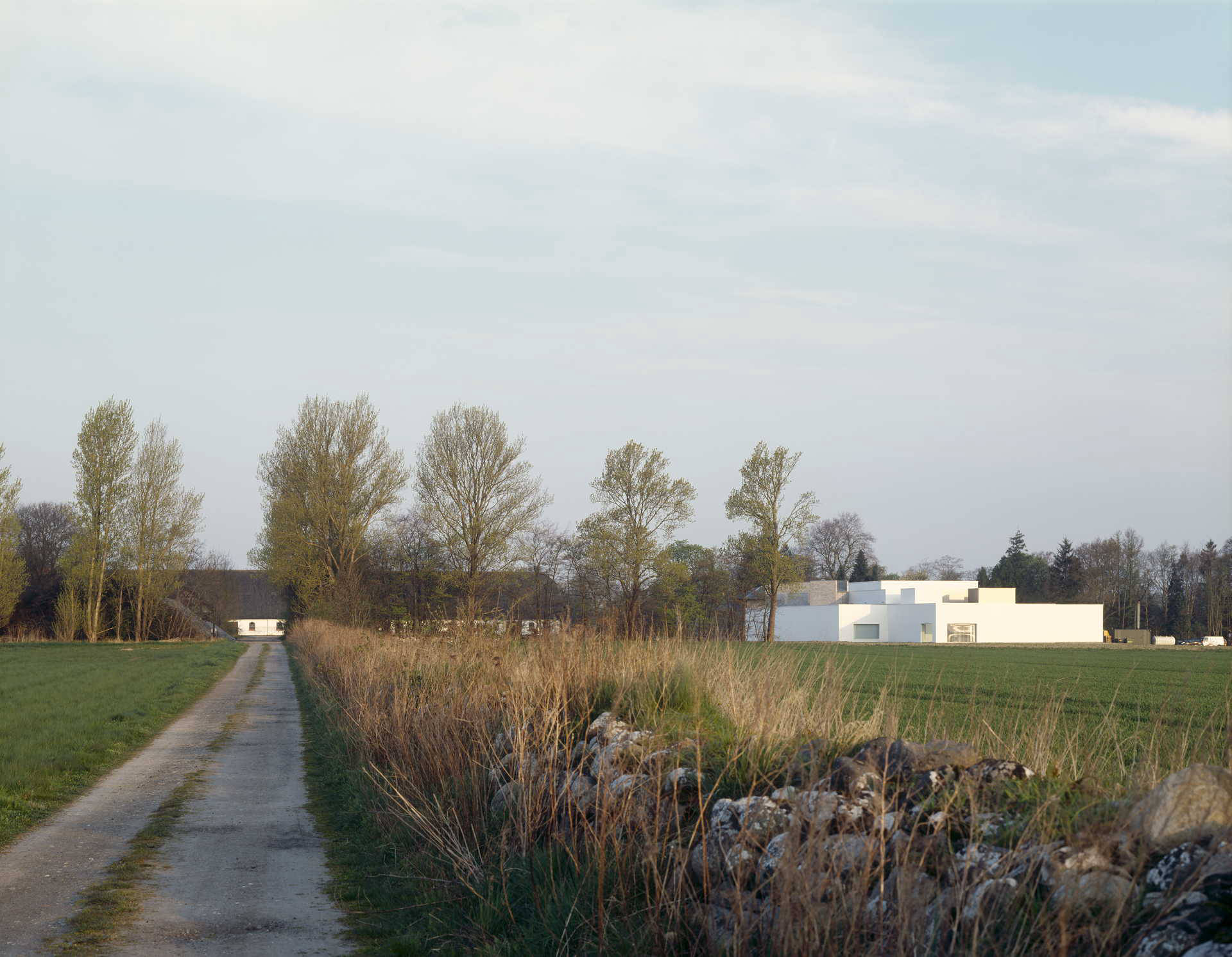 Fuglsang Kunstmuseum eingebettet in seine Umgebung, Lolland, DK, 2008 © Peter Cook
